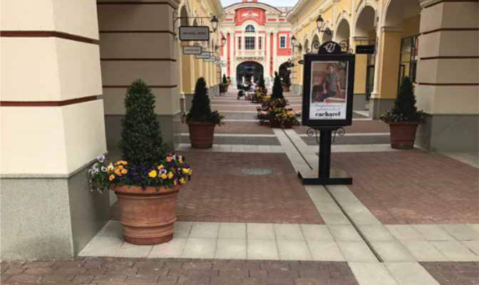 лоток с щелевой насадкой на улице лоток с щелевой насадкой на улице города