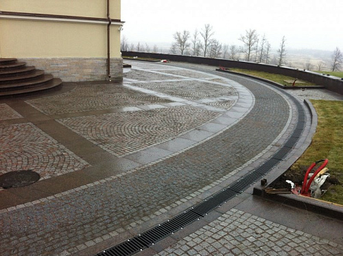 Поверхностный водоотвод Стандартпарк возле церкви