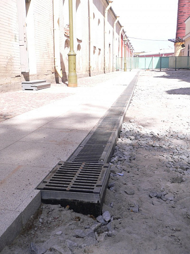 Водоотвод возле тротуара - У Петропавловского собора