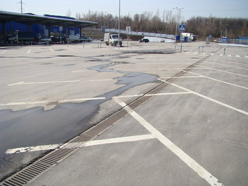 Лотки поверхностного водоотведения Стандартпарк на парковке 