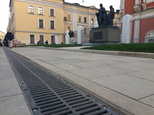 Монтаж щелевых решеток Стандартпарк – водоотвод переулков