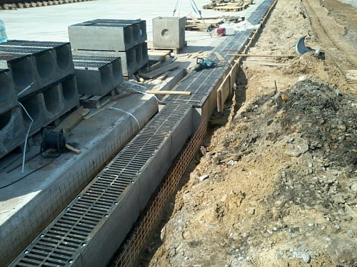 Установка бетонных водоотводных каналов с решетками Стандартпарк