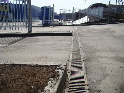 Лотки для водоотвода на въезде на парковку Метро – Стандартпарк