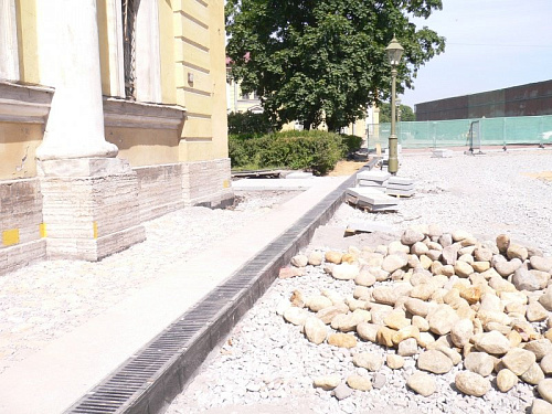 Линия поверхностного водоотвода на этапе монтажа - У Петропавловского собора