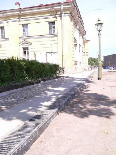 Линия поверхностного дренажа на этапе монтажа - У Петропавловского собора
