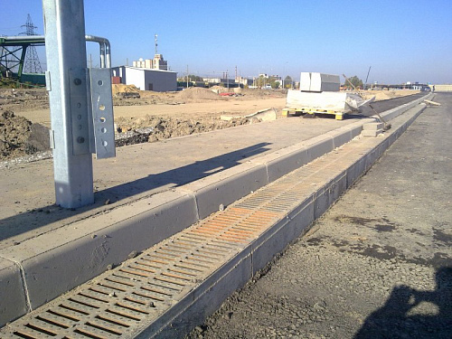 Дорожные лотки Стандартпарк возле бетонного бордюра
