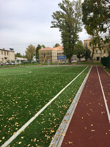 Пластиковые лотки DN100 с решетками вдоль беговых дорожек
