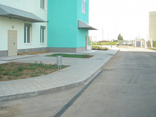 Отведение воды от тротуара больницы в Волгограде - Стандартпарк