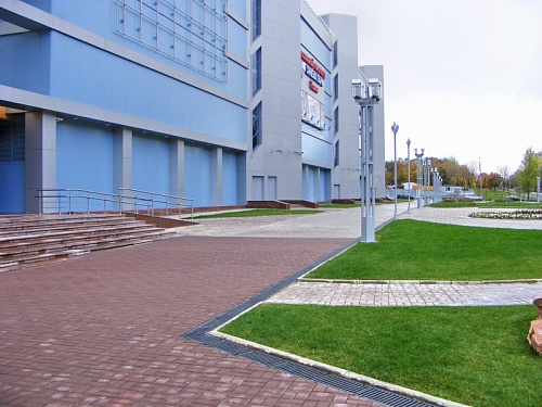 Установка водоприемных решеток Стандартпарк вдоль клумб