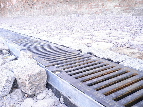 Как крепится решетка к усиленному бетонному водоотводному лотку Стандартпарк